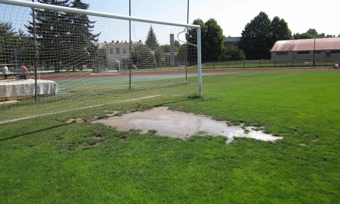 Veszprém, Stadion futballpálya - Gyepszőnyegezés_0