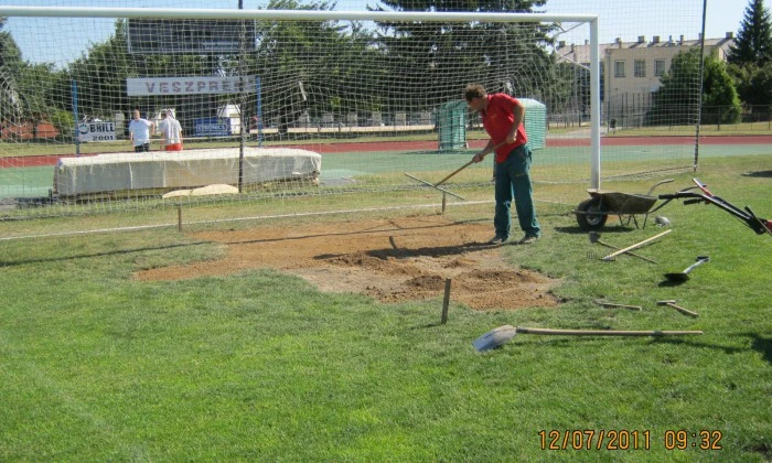 Veszprém, Stadion futballpálya - Gyepszőnyegezés_2