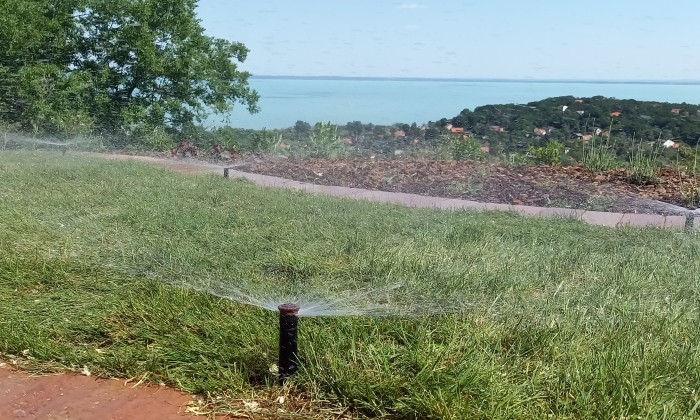 Balatoni panorámájú kert