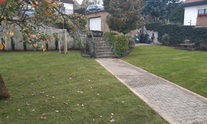 Kicsi kert, messze innen