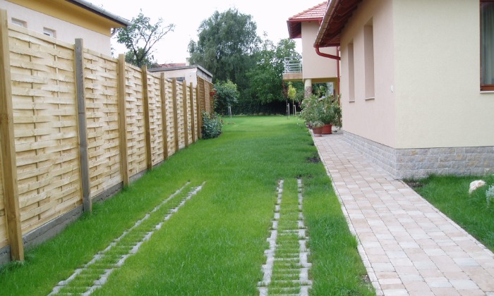 Veszprém - Hosszú kert színes növénysávokkal_0