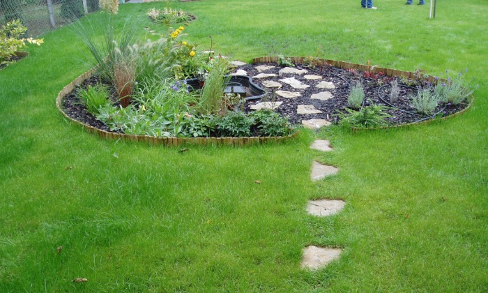 Veszprém - Hosszú kert színes növénysávokkal_3