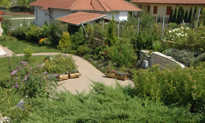 Veszprém - Lejtős kert növényszigetekkel_10