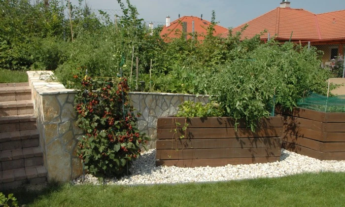 Veszprém - Lejtős kert növényszigetekkel_12