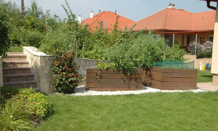 Veszprém - Lejtős kert növényszigetekkel_7