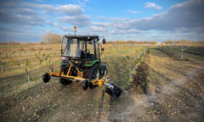 Monor, traktor és munkaeszköz