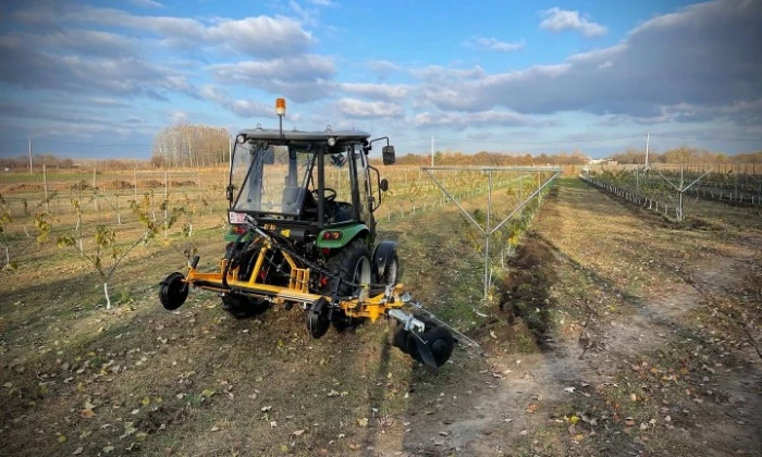 Monor, traktor és munkaeszköz