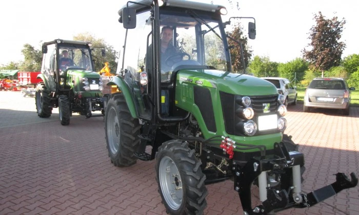 Bajót,  traktor és munkaeszköz