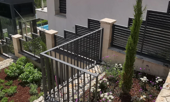 Lejtős, mediterrán balatoni kert