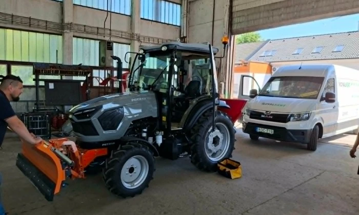 FOTRAK ME504C traktor átadása Aba Város Önkormányzatának