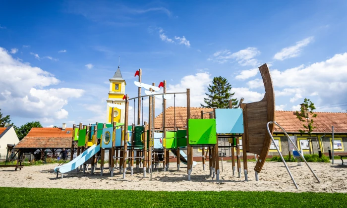 Többgenerációs közösségi park Csákvár központjában