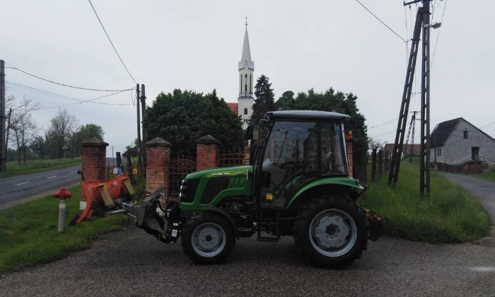 Mohora, traktor és munkaeszköz