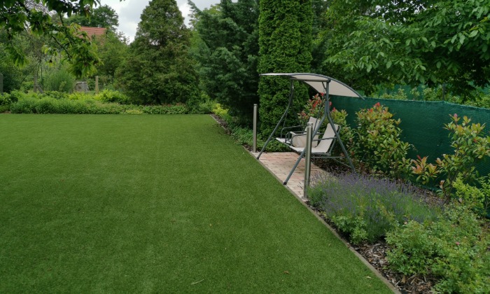 Fűnyírásmentes balatoni kert