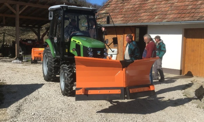 Tilaj, traktor és munkaeszköz