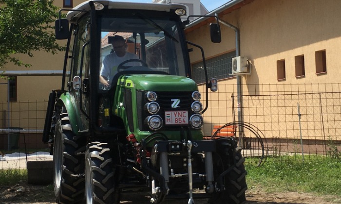 Besenyszög, traktor és munkaeszköz