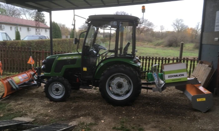 Markotabödöge, traktor és munkaeszköz