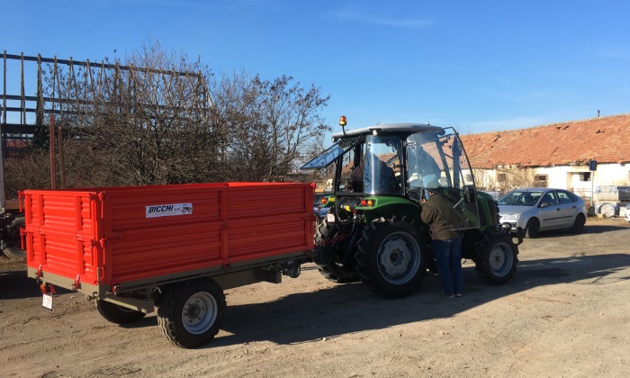 Gyulakeszi, traktor és munkaeszköz