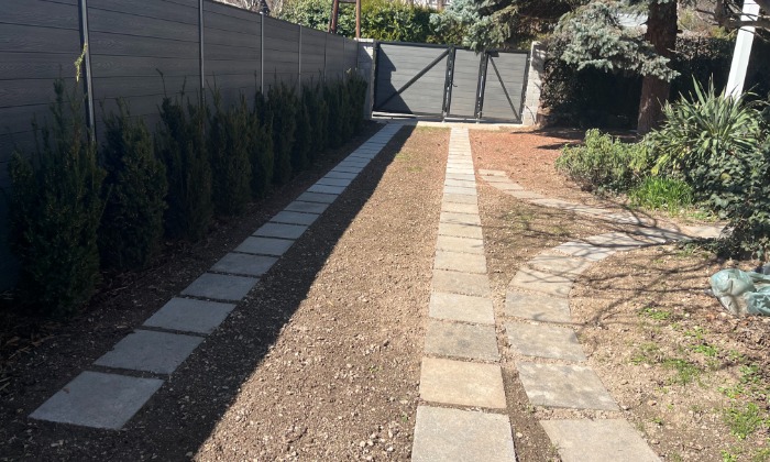 Balatonalmádi kertszépítés: WPC kerítés, kapu és zöldterület megújítása