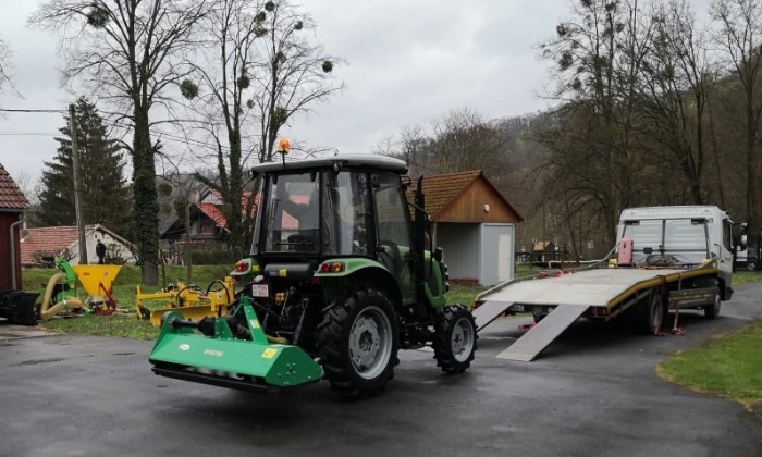 Kárász, traktor és munkaeszköz