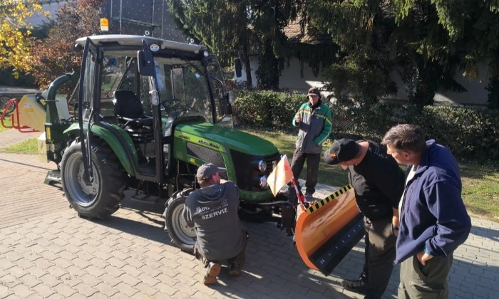 Balatonőszöd, traktor és munkaeszköz