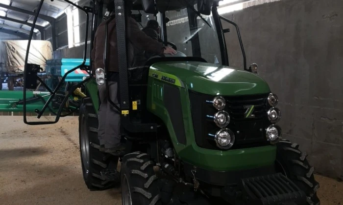 Olaszfa, traktor és munkaeszköz