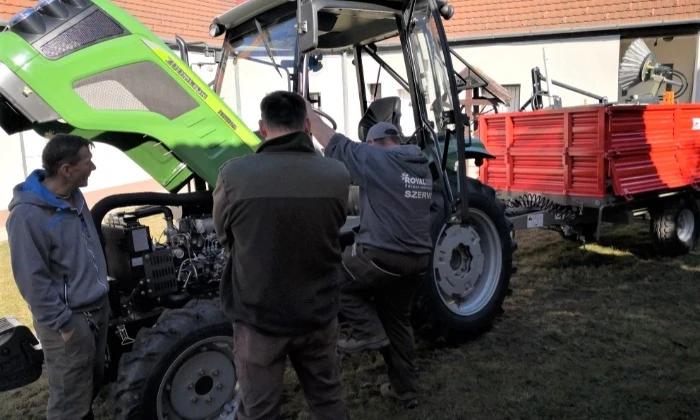 Pilisszentlászló, traktor és munkaeszköz