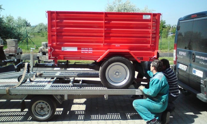 Kispirit, traktor és munkaeszköz