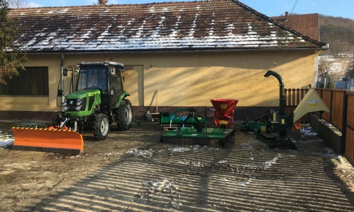 Mogyorósbánya,  traktor és munkaeszköz