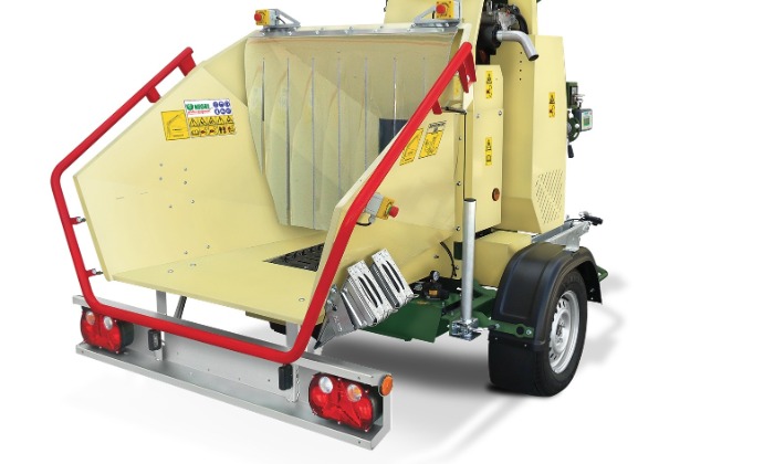 Viszonteladónk részére lombszívó és ágaprító átadás