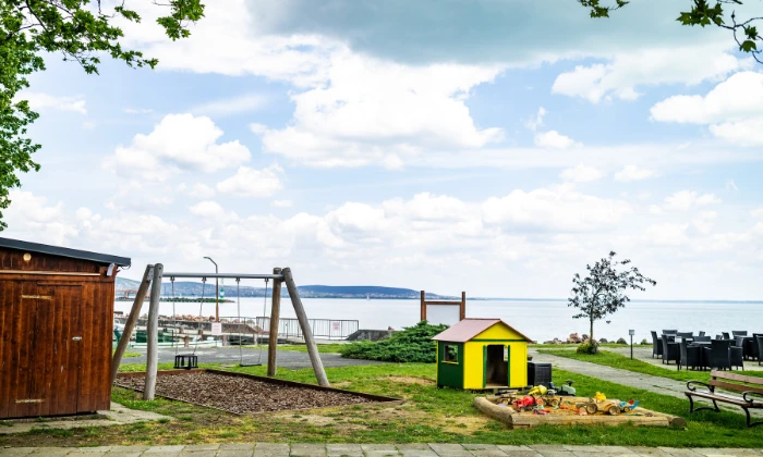 Természetközeli játszótér kialakítása a Balaton-parton