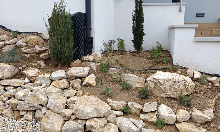 Veszprémben, a Próder utcában egy új építésű családi ház kertje készült el