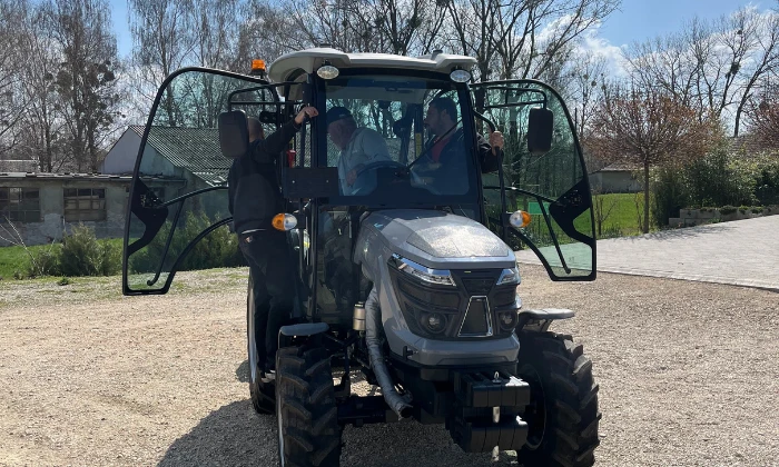 Új traktor a telephelyen
