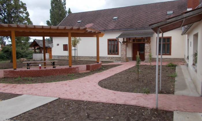 Szentkirályszabadja, református parókia - Csinos belső kert