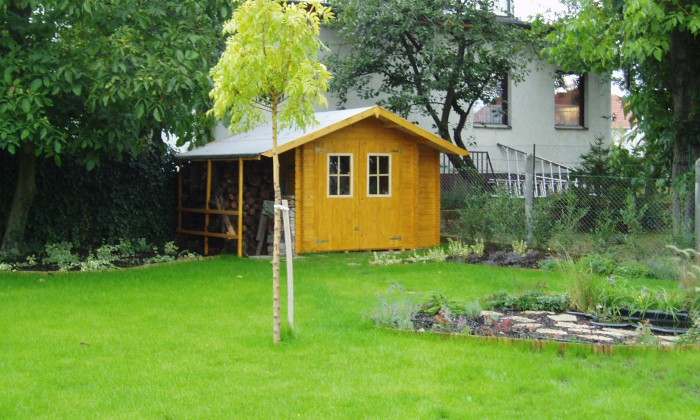 Veszprém - Hosszú kert színes növénysávokkal