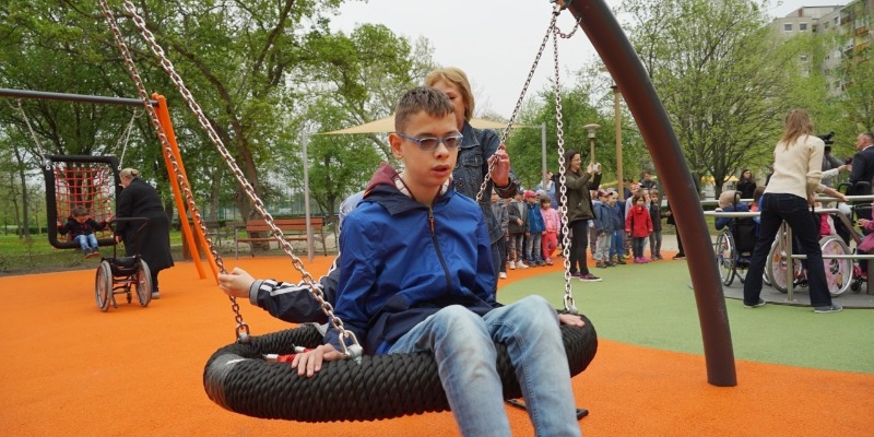 Már a mozgássérült gyerekek is együtt játszhatnak az épekkel Győrben