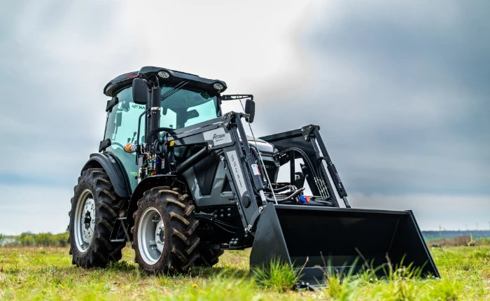 TRAKTOR MUNKAESZKÖZ